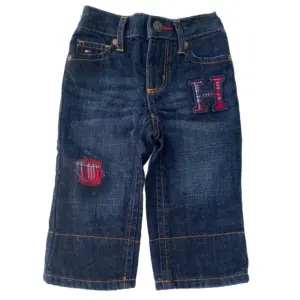 Calça jeans escura com detalhes bordados e barra xadrez - 3 a 6M - Tommy Hilfiger