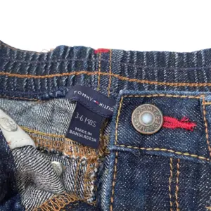 Calça jeans escura com detalhes bordados e barra xadrez - 3 a 6M - Tommy Hilfiger - Image 4